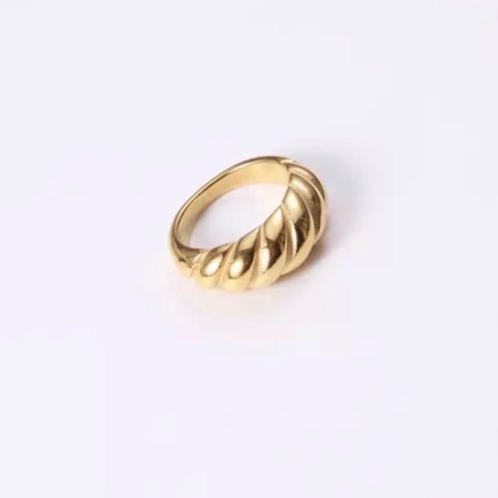 Mejuri Twisted Gold Ring